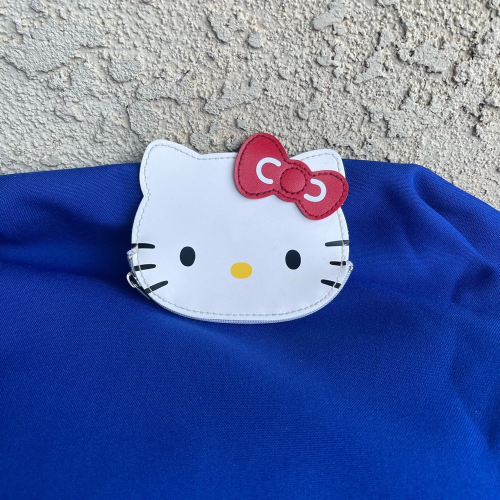 Hello Kitty 2002 Coin Purse. White with red bow.